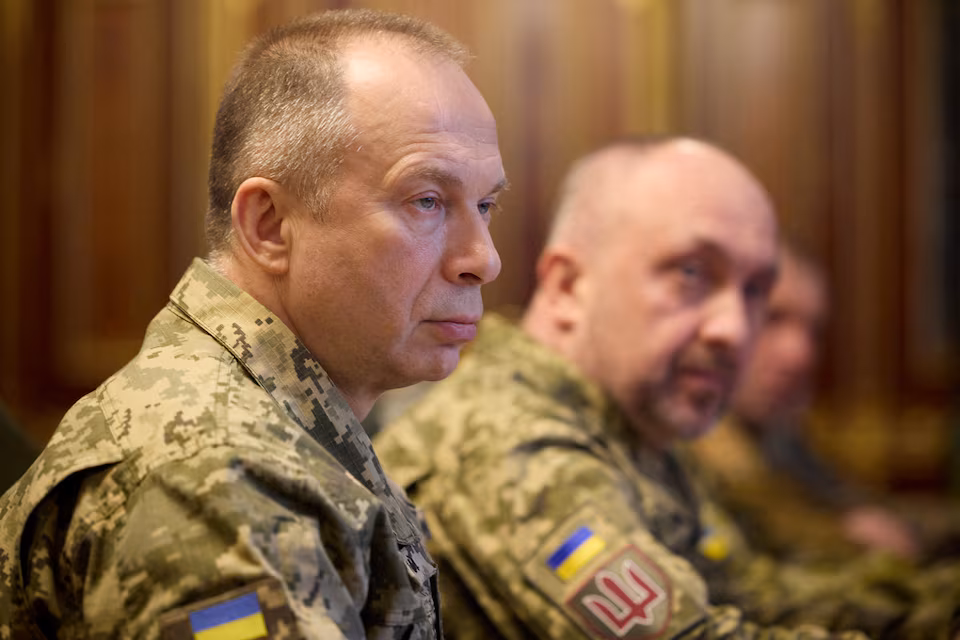 На тлі протестів військове керівництво згуртувалося: командувачі ВМС і ДШВ публічно стали на захист Сирського